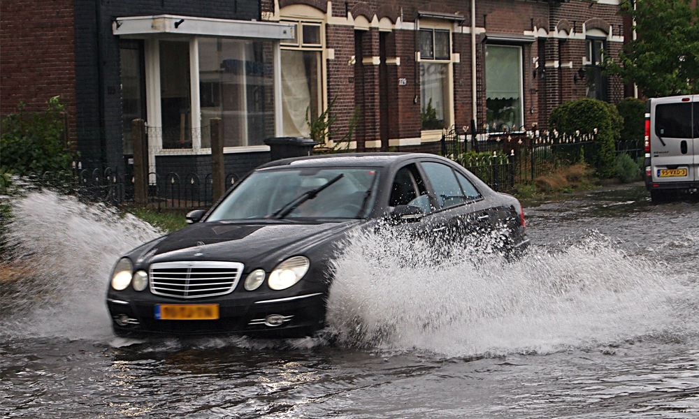 น้ำท่วมระดับไหน เป็นอันตรายต่อรถยนต์ │Smile Insure