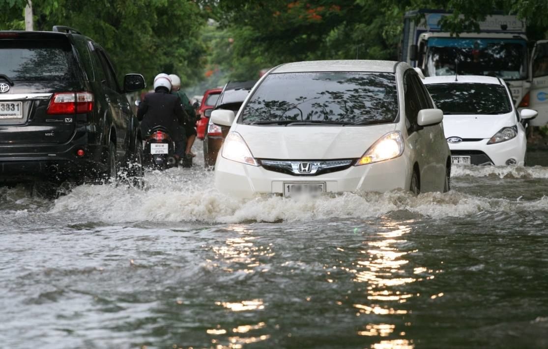 น้ำท่วมระดับไหน เป็นอันตรายต่อรถยนต์ │Smile Insure